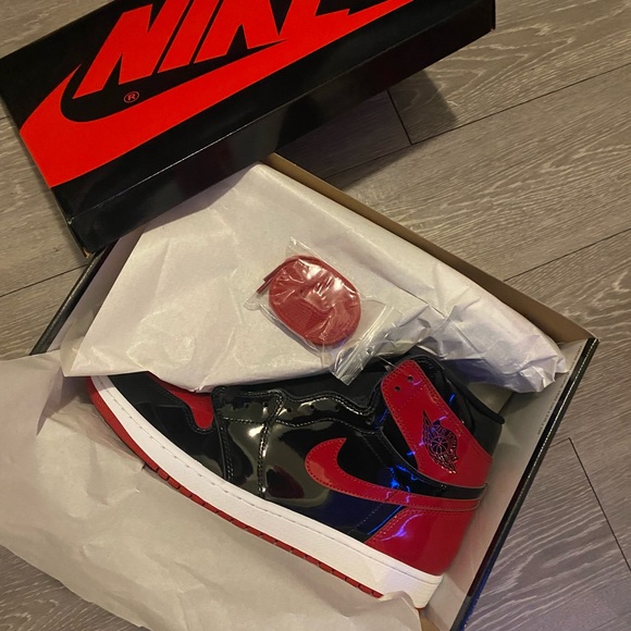 Jordan 1 Retro High OG Patent Bred - Picture 3 of 4